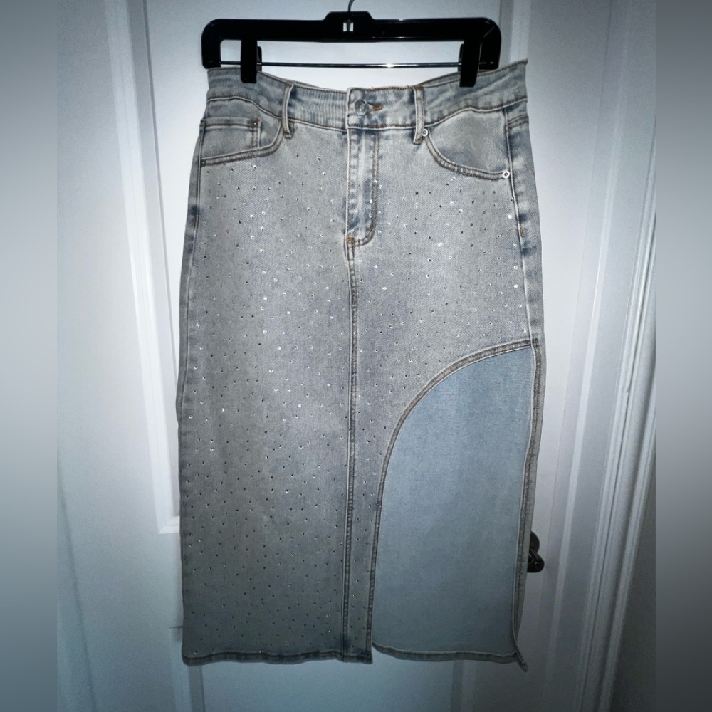 NWT Cute Rhinestone Denim Skirt, Size Medium - Picture 2 of 5
